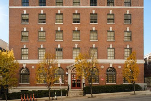 a large brick building with a red door at Kasa Capitol Hill Downtown Nashville in Nashville