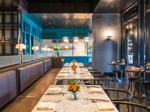 Tragos en Swissôtel Jakarta PIK Avenue