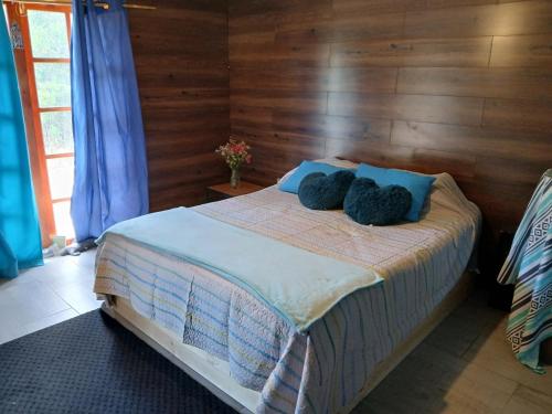 En eller flere senge i et værelse på Casa Montañas del Tricahue