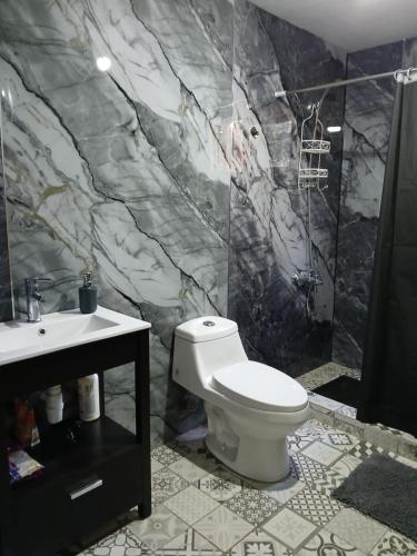 Et badeværelse på Casa Montañas del Tricahue