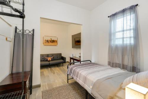 Кровать или кровати в номере 4 Mi to Lake Bastrop Pet-Friendly Apartment!