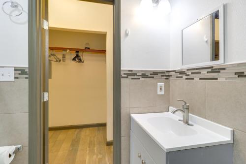 Ванная комната в 4 Mi to Lake Bastrop Pet-Friendly Apartment!