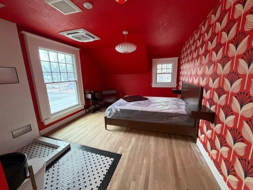 The Oppenheimer Room في بويز: غرفة نوم بسرير في غرفة حمراء