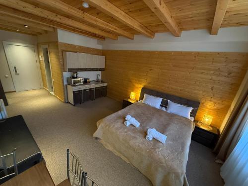 Postel nebo postele na pokoji v ubytování New Gudauri La Suites