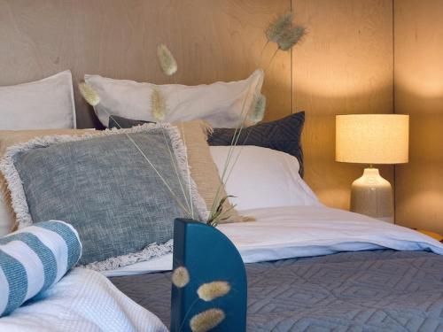 Giường trong phòng chung tại Ocean Sounds - Where Style Meets Nature