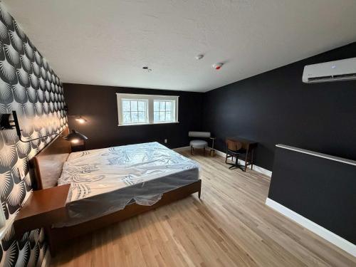 The Dirac Room في بويز: غرفة نوم بها سرير وتلفزيون