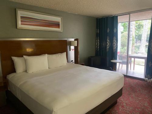 Postel nebo postele na pokoji v ubytování Hiltop Hotel