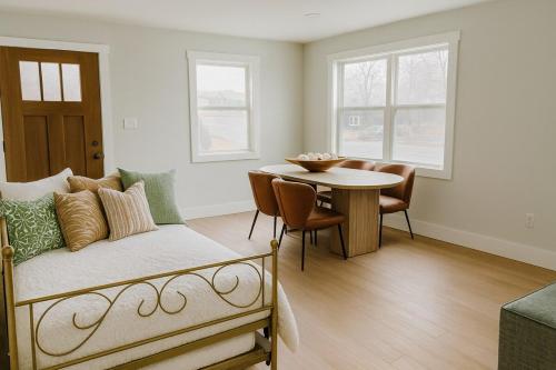 un soggiorno con un divano e un tavolo di Blue Ridge Main St Mountain View Cottage a Sparta