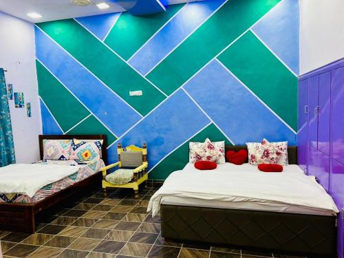 Postel nebo postele na pokoji v ubytování hotel the saffron leaf