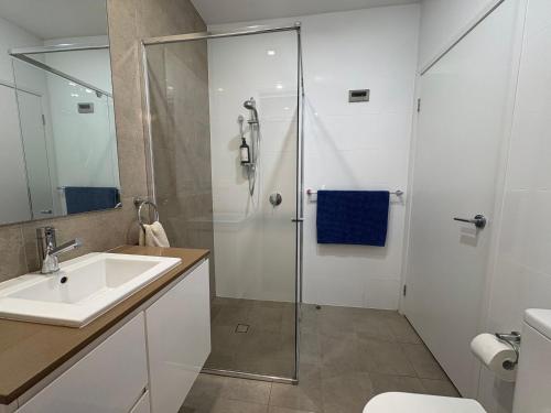 Et badeværelse på One Bedroom Townhouse near Caves Beach