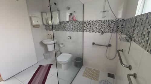 Excelente Apartamento em Casarão Histórico في ماريانا: حمام مزود بمرحاض ودش زجاجي