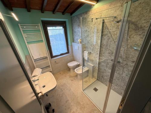 Ванная комната в Spacious apartment in Poppi with shared pool