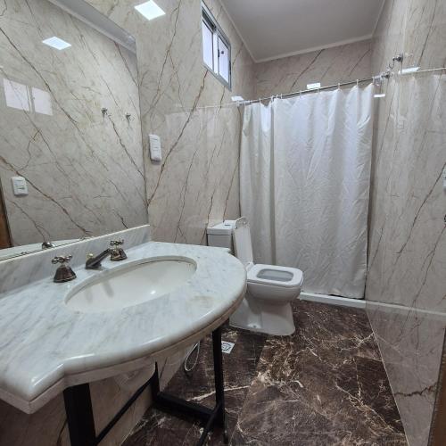 un baño con lavabo e inodoro en Casa en el centro de Piriapolis a 1 cuadra de la playa, en Piriápolis