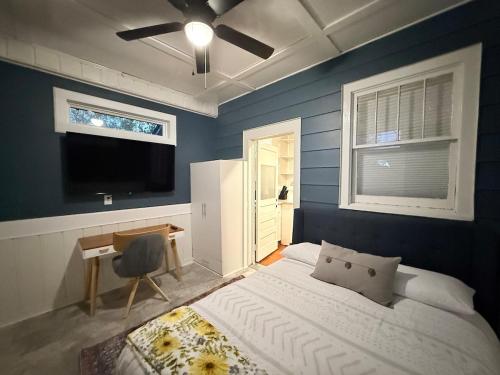 En eller flere senge i et værelse på Cottontown Bungalow - Fast WiFi - Walk Downtown