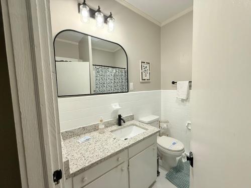 Et badeværelse på Cottontown Bungalow - Fast WiFi - Walk Downtown