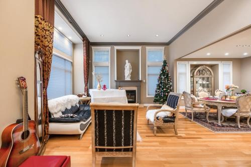 Posezení v ubytování Bright 1BR Suite Near Metrotown Quiet Convenient