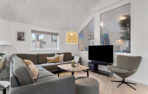 Χώρος καθιστικού στο Beach Front Home In Hvide Sande With Sauna