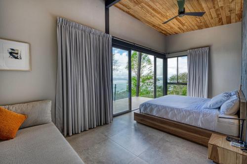 En eller flere senge i et værelse på Exclusive Luxury Designer villa Oceanview - HR6 - Concierge