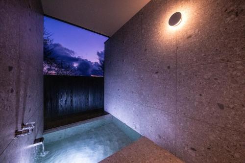 由布市にあるHotel MODAの壁面照明付きのスイミングプール