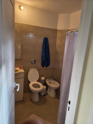 ein Badezimmer mit Toilette und Waschbecken in der Unterkunft Quique1 in Pilar