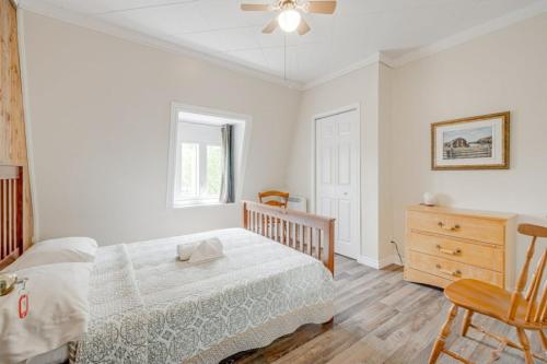 En eller flere senge i et værelse på Auberge du vieux pont