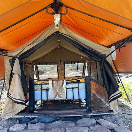 Maanzoni backpackers infinity camp grounds في Kenplains: خيمة بداخلها زوج من الأحذية