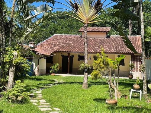 Exclusividade! Paraíso na Praia في ساو سيباستياو: بيت فيه نخلة قدام ساحة