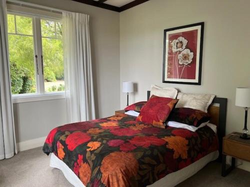 Un pat sau paturi într-o cameră la Wilben Cottage Patumahoe