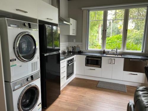 O bucătărie sau chicinetă la Wilben Cottage Patumahoe