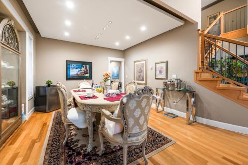 TV a/nebo společenská místnost v ubytování Bright 1BR Suite Near Metrotown Quiet Convenient