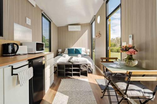 En eller flere senge i et værelse på Avalon Tiny Home by Tiny Away