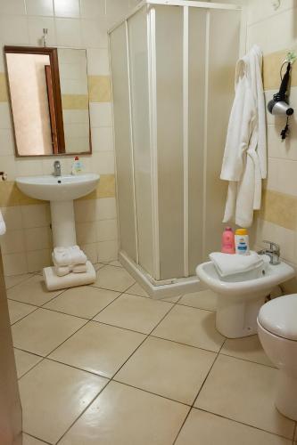 a bathroom with a shower and a toilet and a sink at Bed and Breakfast La Primavera NOLA in Nola