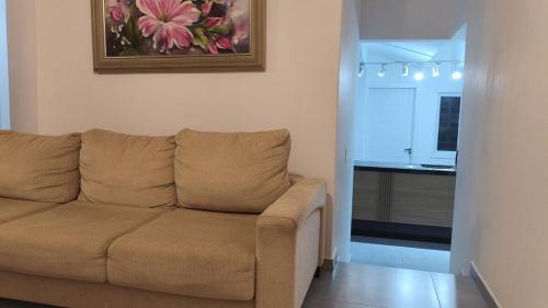 a living room with a couch and a kitchen at Casa espaçosa no coração de Floripa in Florianópolis