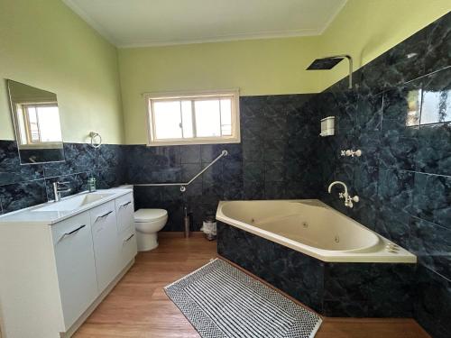 Ванная комната в Spacious Stylish Coastal Escape