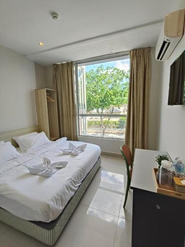 Giường trong phòng chung tại Swing & Pillows - Damansara Jaya