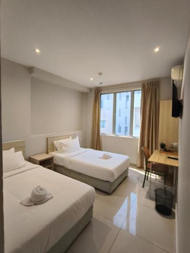 Giường trong phòng chung tại Swing & Pillows - Damansara Jaya