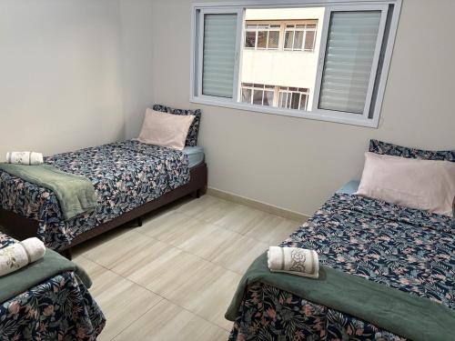 Un pat sau paturi într-o cameră la Apto centro 6 hóspedes com garagem