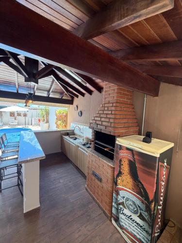 een keuken met een aanrecht waarop een fles bier staat bij Casa Magnífica in Olímpia