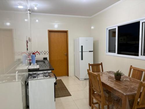 O bucătărie sau chicinetă la Apto centro 6 hóspedes com garagem