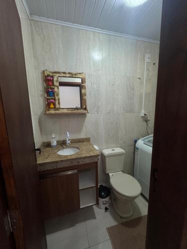 Comfort and Charm في لاغونا: حمام مزود بمرحاض ومغسلة ومرآة