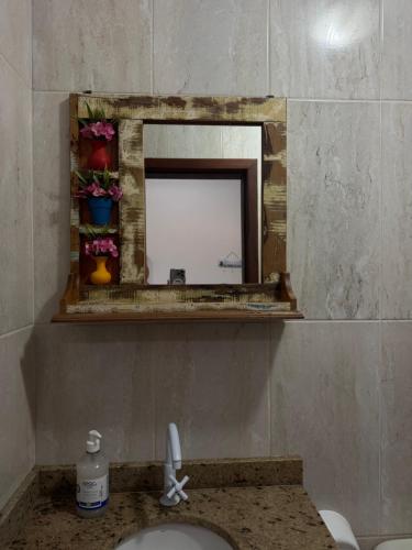 Comfort and Charm في لاغونا: حمام مع مرآة ومغسلة