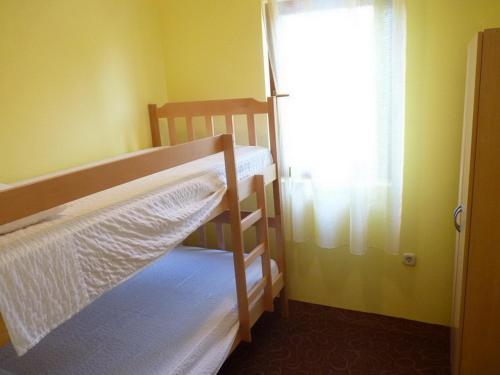 Двухъярусная кровать или двухъярусные кровати в номере Apartmani Emily