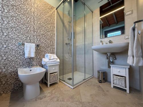 Ванная комната в Inviting apartment in Poppi with patio