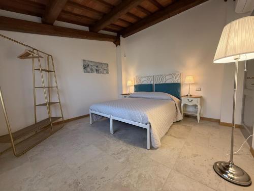 Кровать или кровати в номере Inviting apartment in Poppi with patio