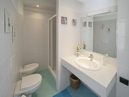 Phòng tắm tại Mountain view holiday home in Cutigliano