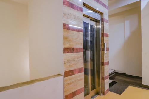 Et badeværelse på Hotel O by OYO Crystal Empire