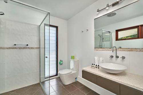 een badkamer met een wastafel, een toilet en een douche bij Onda Beach Clifton Beach in Clifton Beach