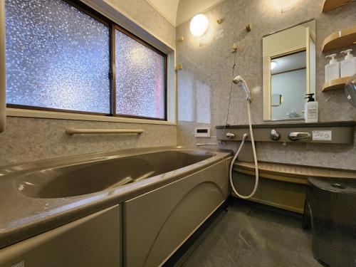 Ένα μπάνιο στο 民宿やいち