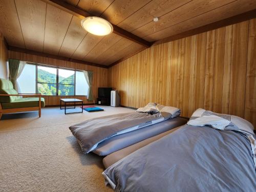 Ένα ή περισσότερα κρεβάτια σε δωμάτιο στο 民宿やいち