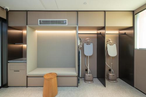 ein Badezimmer mit Dusche und zwei Urinalen in der Unterkunft JI Hotel Shanghai Jinshan Industrial Zone in Jinshan